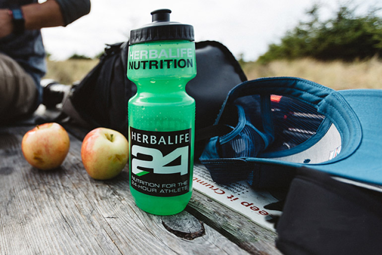 Các bát đựng hạt và khoai tây trên bàn