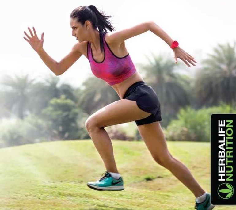 Cô gái đang chạy