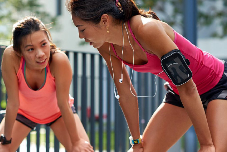 Hai cô gái đang nghỉ ngơi sau khi chạy