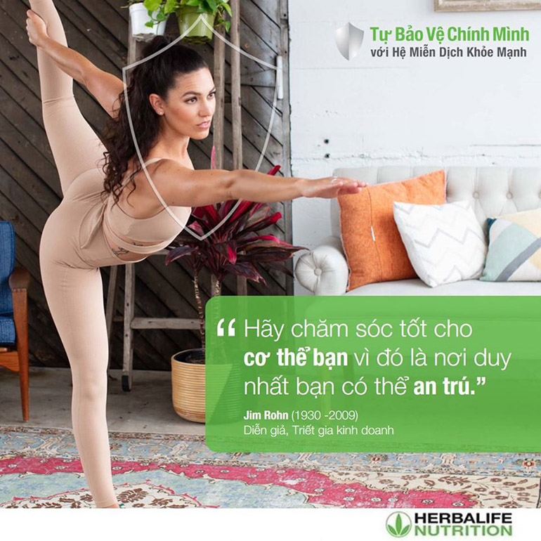 Cô gái tập yoga ở nhà