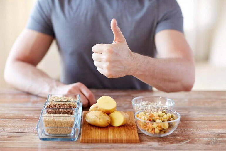 Bình nước H24 và 2 quả táo