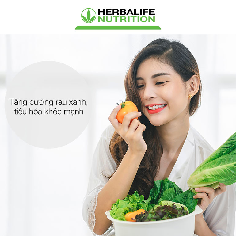 Cô gái đang cười và rau củ