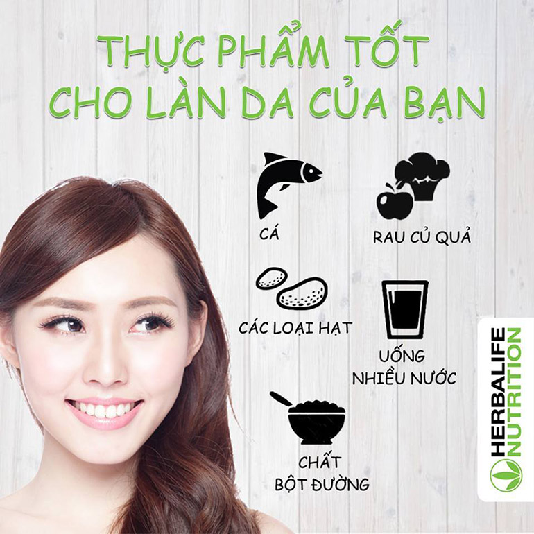 Cô gái đang nhìn những thực phẩm tốt cho da