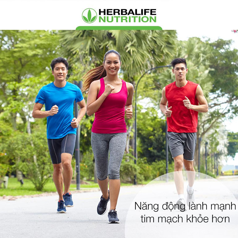 1 cô gái & 2 chàng trai đang chạy