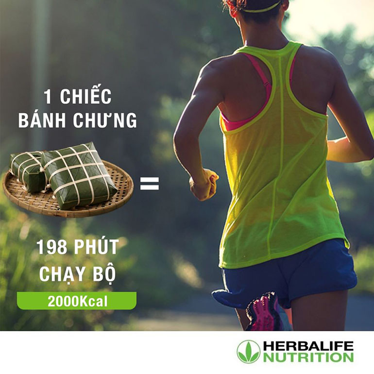 Cô gái đang chạy và bánh chưng