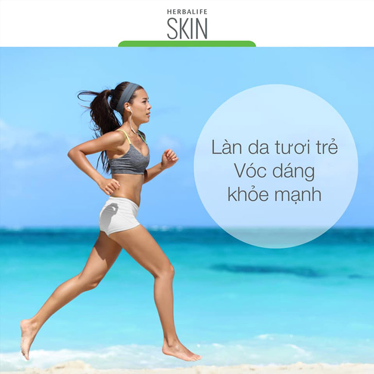 Cô gái đang chạy trên bãi biển