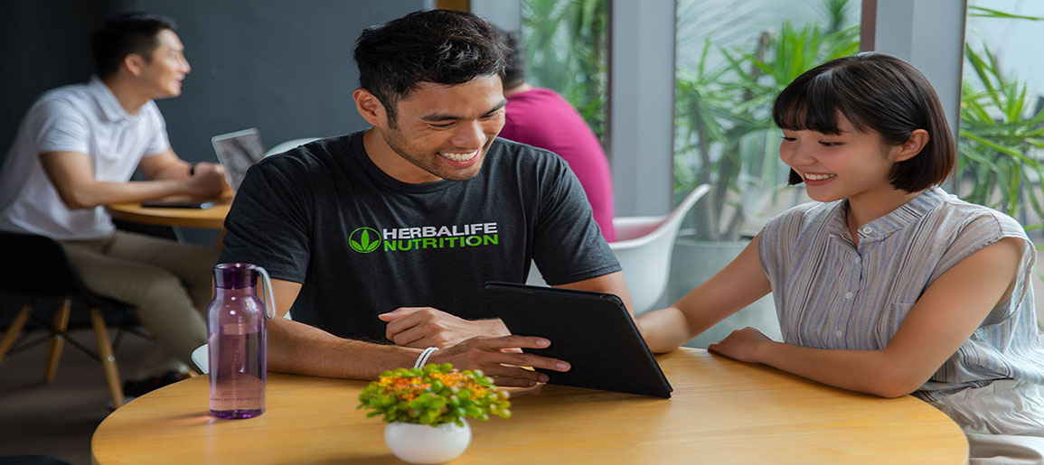 2 người đang nhìn vào ipad