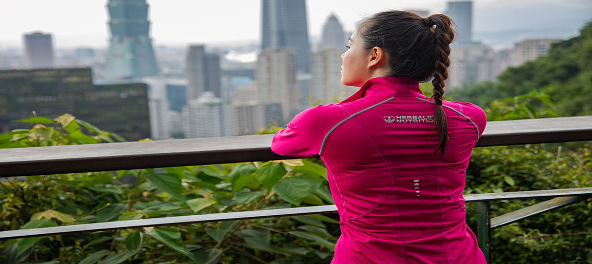 Cô gái đang nhìn xa xăm