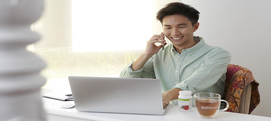 Một chàng trai đang nói chuyện điện thoại