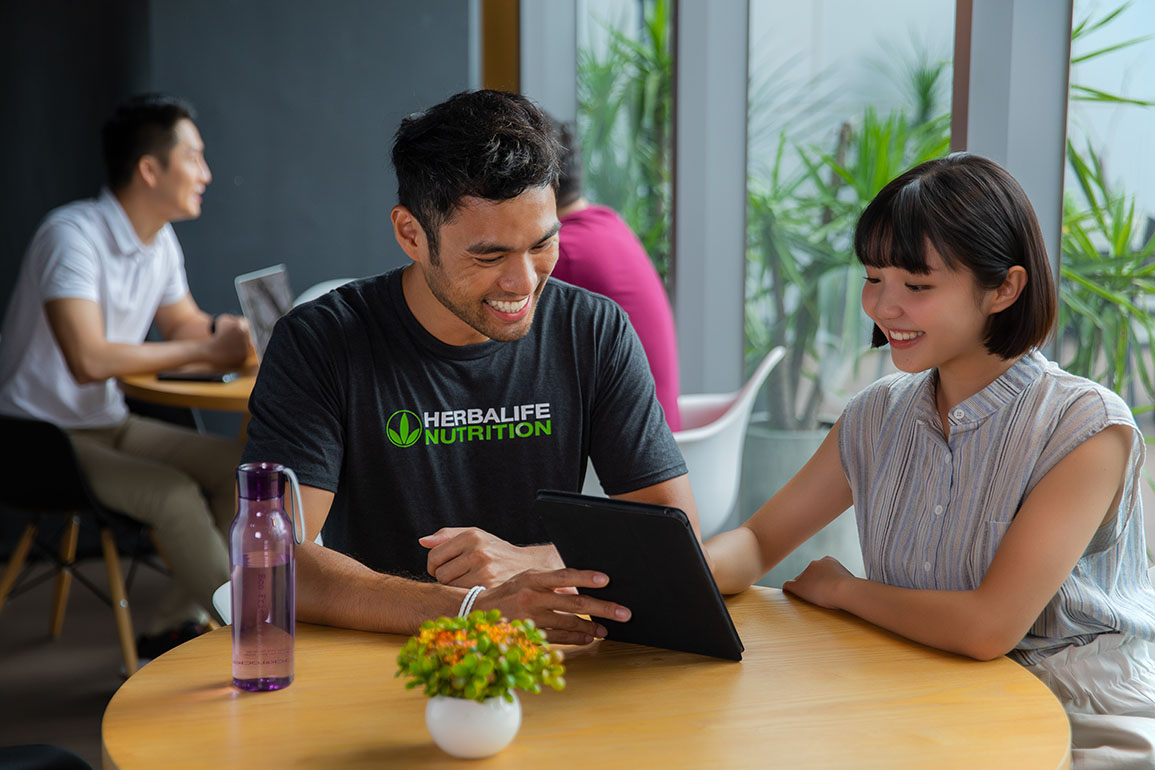 2 người đang nhìn vào ipad