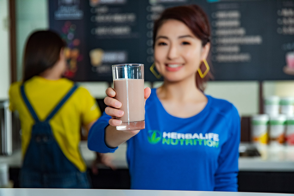 cô gái và cốc shake