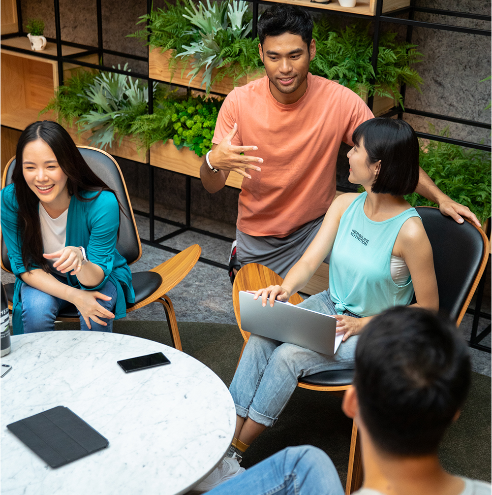 một nhóm đang nói chuyện