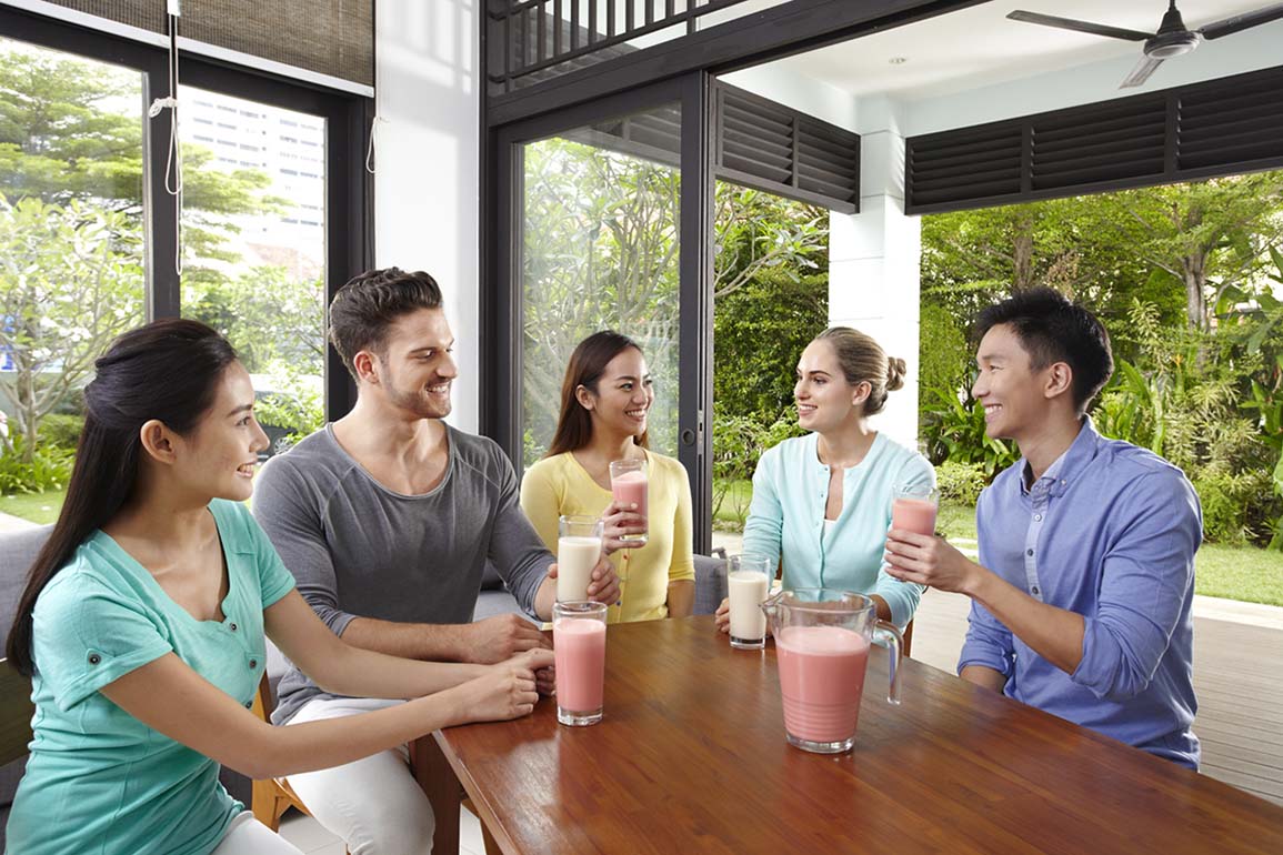 5 người đang nói chuyện tại nhóm dinh dưỡng