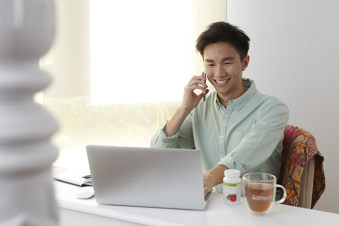 Một chàng trai đang nói chuyện điện thoại