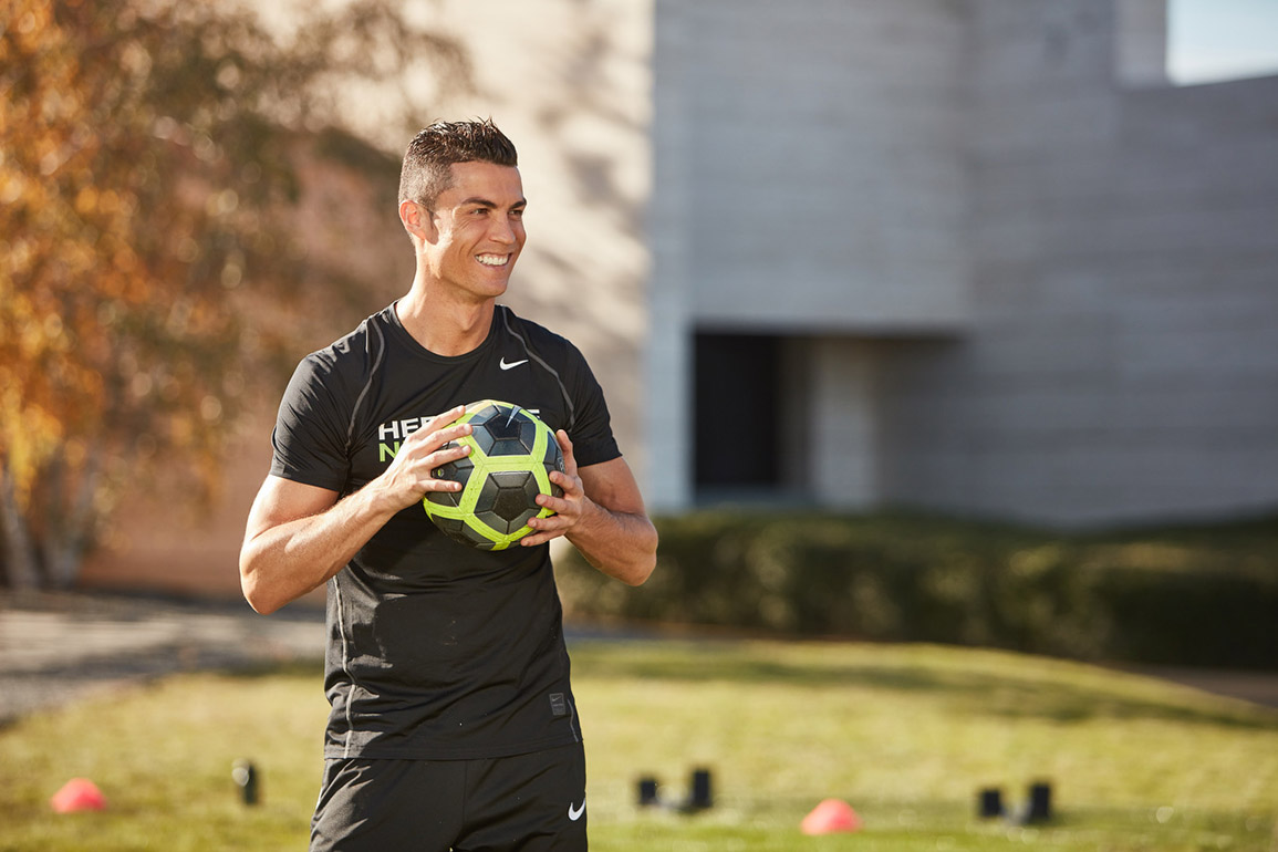 Ronaldo đang giữ quả bóng