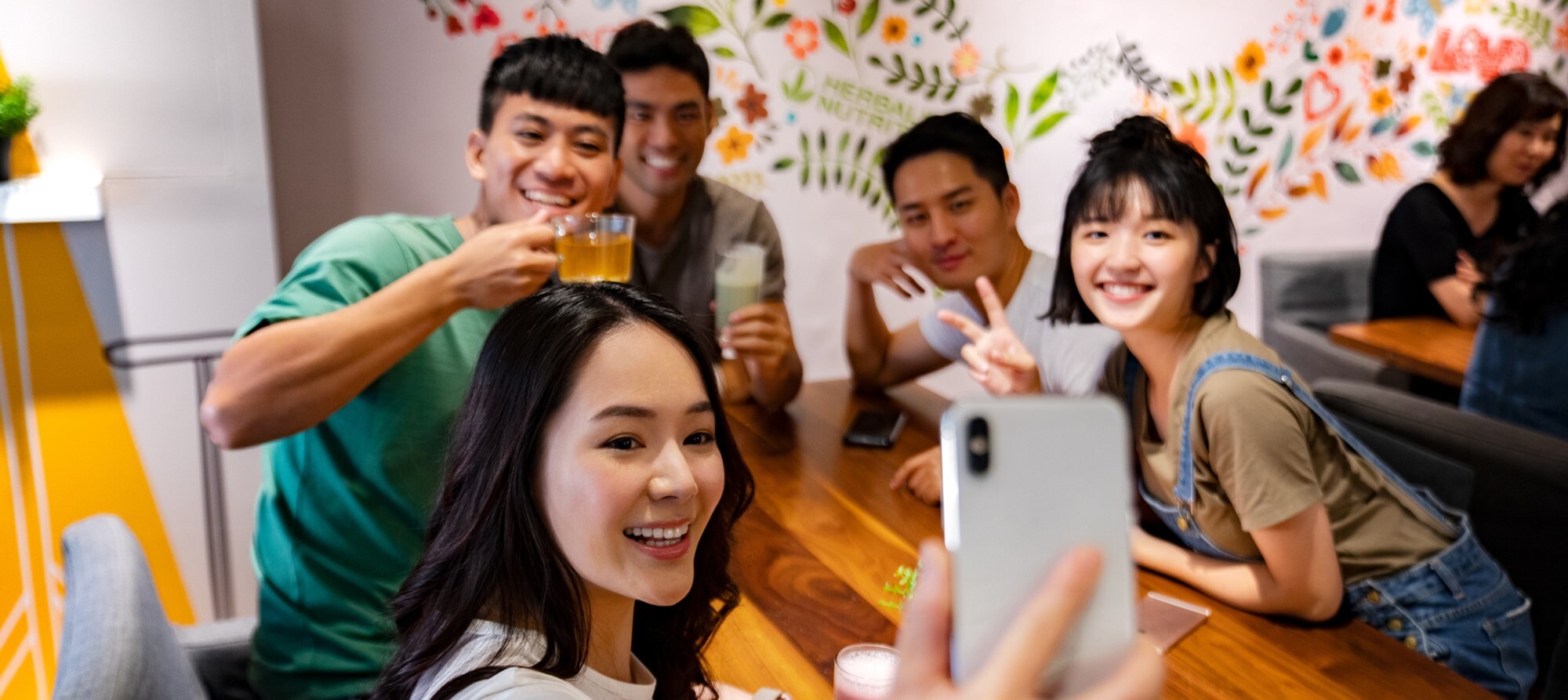 在賀寶芙大家庭的支持下，經營自己的事業